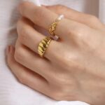 Secto Croissant Ring